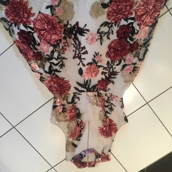 Guess  embroidered  flower dress NWOT​​​ - Picture 2 of 13